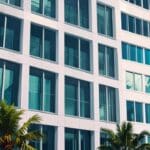 Modernos edificios de oficinas en Miami representando el crecimiento tecnológico.