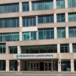 Vista moderna de edificios de oficinas en Bogotá con un entorno tecnológico