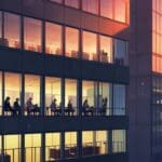 Oficinas modernas y tecnológicas al amanecer en una ciudad europea