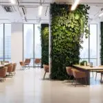 Oficinas modernas de una startup con jardines verticales y decoración minimalista