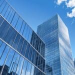 Edificio corporativo moderno con cielo despejado en entorno urbano