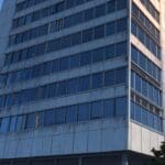 Un edificio moderno de oficinas tecnológicas con paneles solares en la azotea al atardecer