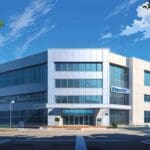 Edificio moderno de la sede de una startup tecnológica con cielo despejado.