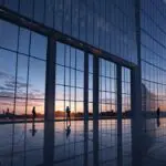 Edificios corporativos de tecnología moderna al amanecer