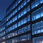 Edificios modernos y tecnológicos con luces brillantes al anochecer