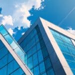 Edificio moderno de tecnológica corporativa visto desde el exterior con cielo azul