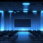 Salón de conferencias moderno con proyecciones digitales y luces azules