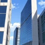 Edificios modernos rodeados por vegetación y paneles solares bajo un cielo despejado