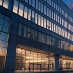 Edificios modernos de oficinas tecnológicas en Santiago de Chile, al atardecer, reflejando innovación y desarrollo.