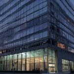 Edificio moderno de oficinas tecnológicas en Santiago de Chile al amanecer