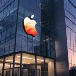 Edificio moderno de oficinas en Canadá con logotipo de Apple al atardecer