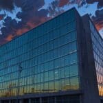 Edificio de oficinas tecnológico en Querétaro con cielo despejado y atardecer