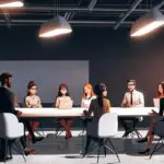 Emprendedores discutiendo ideas innovadoras en una sala de conferencias moderna