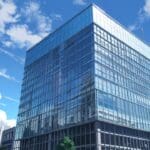 Edificio moderno de un gigante del retail en una ciudad cosmopolita bajo un cielo despejado