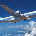 Plano cerrado de un avión moderno despegando con un cielo despejado al fondo, destacando tecnología aeronáutica.