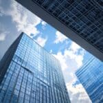 Vista aérea de un moderno edificio tecnológico bajo un cielo despejado