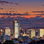Skyline moderno de Madrid al atardecer con edificios empresariales y tecnológicos.