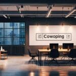 Espacio moderno de coworking con equipos tecnológicos y pizarras de ideas