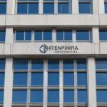 Edificio modernista de oficinas con logotipo en una ciudad tecnológica