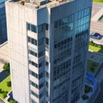 Vista aérea de un moderno edificio tecnológico en Concepción durante el día