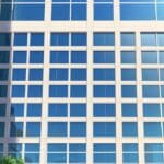 Vista panorámica de un moderno edificio corporativo de una startup en Los Ángeles con cielo despejado
