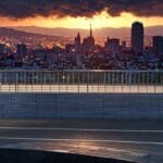 Panorámica de un moderno centro de convenciones en Barcelona iluminado por luces urbanas al anochecer