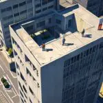 Vista aérea de un moderno edificio tecnológico en un entorno urbano