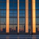 Edificios modernos de una ciudad al atardecer, con un enfoque en un centro tecnológico.