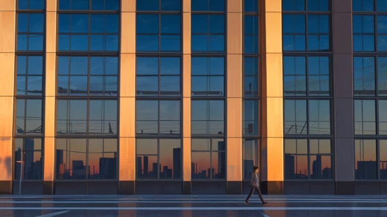 Edificios modernos de una ciudad al atardecer, con un enfoque en un centro tecnológico.