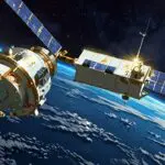 Imagen de satélites en el espacio orbitando la Tierra, con un enfoque en la tecnología avanzada de monitoreo oceánico.