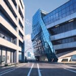 Edificio moderno de una empresa tecnológica con diseño futurista en una ciudad europea.