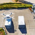 Drone volando sobre un paisaje industrial en un día soleado