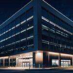 Edificio moderno de oficinas tecnológicas con iluminación nocturna