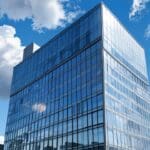 Edificio corporativo moderno con diseño tecnológico bajo cielo despejado