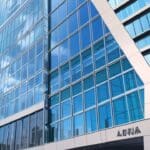 Edificio corporativo moderno rodeado de naturaleza y tecnología