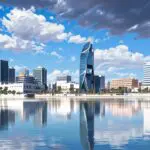 Vista del puerto de Valencia con edificios modernos y cielo despejado, reflejando un entorno innovador y tecnológico.