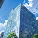 Edificio moderno de oficinas en un distrito financiero urbano con cielo despejado.