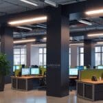 Oficinas modernas de una startup tecnológica en Lima, Perú, con mesas de trabajo y equipos digitales.