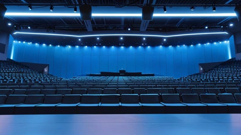 Vista panorámica de un centro de conferencias moderno y tecnológico iluminado por luces blancas y azules