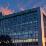Exterior del edificio de la Bolsa Mexicana de Valores con el cielo despejado al amanecer