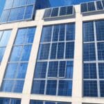 Edificio moderno con paneles solares y sistemas de agua en una ciudad chilena