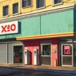 Fachada moderna de una tienda Oxxo en un concurrido barrio urbano estadounidense durante la tarde