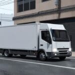 Camioneta eléctrica de diseño moderno aparcada en un entorno urbano minimalista