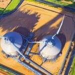 Vista aérea de una planta de energía eléctrica con estructuras modernas en desarrollo.