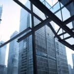 Edificios modernos de una ciudad con una ambientación tecnológica, enfocados en innovación.