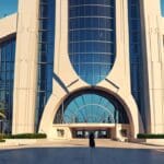 Exterior moderno de un centro de conferencias en Dubai con arquitectura futurista