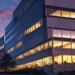 Imagen de un moderno edificio de oficinas en Silicon Valley al atardecer