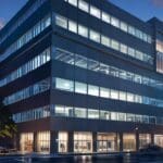 Edificio moderno con oficinas tecnológicas iluminadas por la tarde