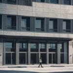 Edificio moderno con diseño innovador y tecnología avanzada en el horizonte