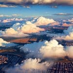 Vista aérea de la ciudad de Valencia con nubes tormentosas en el horizonte